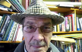 Carlos Velez en su oficina de Queens. Foto Javier Castaño