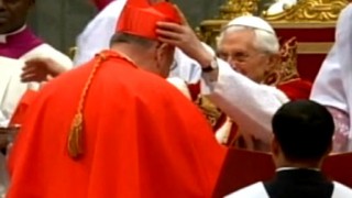 El momento en que el Papa le puso la gorra roja al nuevo cardenal Timothy Dolan.