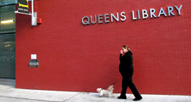Una de las bibliotecas públicas de Queens.