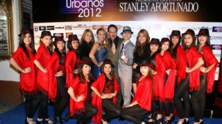 Valentino con sus bailarinas y flanqueado por sus coristas Naylin y Javiana y la Miss Barbie Colombia Stephanie López, quien recibió el Premio como la Sensación Juvenil de la Bachata 2012. Foto Fernando Bravo