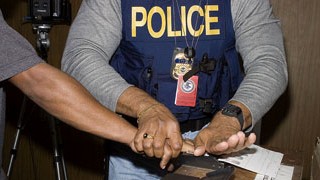 La policía toma huellas digitales para determinar quién es la persona y si tiene documentos.