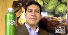 Carlos Aguilera mostrando Noni, el producto natural. Foto Javier Castaño