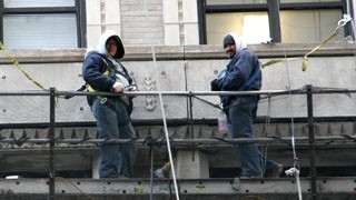 Los accidentes de trabajo son muy comunes entre los obreron latinos, en especial los de construcción. Foto Javier Castaño