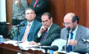 El congresista Jaime Buenahora,. al centro, en el Senado de Colombia.