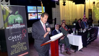 En el centro nocturno Fiesta, desde la izquierda, el vecipresidente de Colombia, Argelino Garzón, el cónsul colombiano en Nueva Jersey, Cristian Rodríguez, la cónsul colombiana en Nueva York, Gladys Cifientes, el congresista Albio Sires,