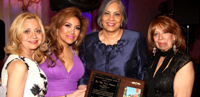 De izquierda a derecha, Madelyn Lugo (presidenta del Desfile Nacional PR), Sherly Ponce de Univision TV, Reverenda Olga Torres recibiendo el premio entregado por Aída Rosa. Fotos Vincent Villafañe