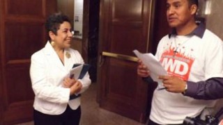 Clarissa Martínez, de La Raza, y un inmigrantes latinos. Foto Voa